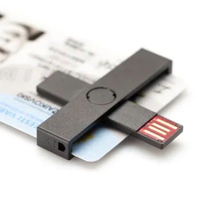 Pluss ID must ID-kaardilugeja